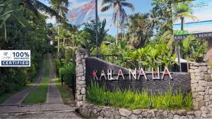 克罗托格Kaila Na Ua Resort的棕榈树度假村入口处的标志