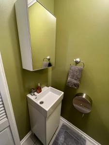 Private LA Bedroom w Private Half-Bathroom - AC - WIFI - Private Fridge -Smart TV的一间浴室