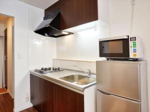 读谷村Condominium・yuyuki的一间带水槽和微波炉的小厨房