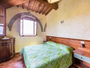 Luxurious Holiday Home with Hill view in Asciano Tuscany客房内的一张或多张床位