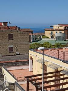 阿西亚罗利Bed fiorella的从建筑屋顶上欣赏街灯的景色