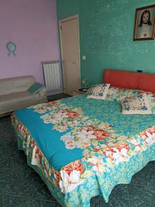 阿西亚罗利Bed fiorella的一间卧室配有一张带花卉被子的床