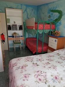 阿西亚罗利Bed fiorella的一间卧室配有两张双层床和镜子