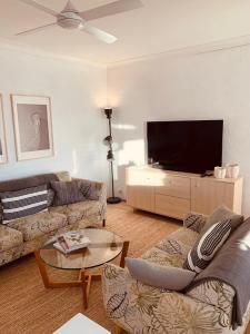楠巴卡黑兹THE DAVEY Luxury home的带沙发和平面电视的客厅