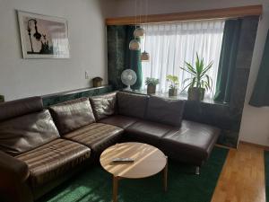 TreuenbrietzenFerienwohnung "Am Stadtpark"的客厅配有真皮沙发和桌子