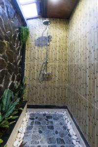 乌鲁瓦图酷布娘娘乌鲁瓦图民宿的墙上带淋浴的浴室