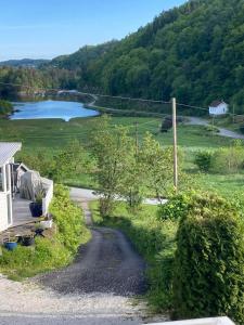 灵达尔Anneks i naturskjønne Gitlevåg的通往湖泊和房屋的道路