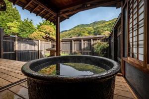 盐尻市BYAKU Narai的木制甲板上的大型圆形浴缸