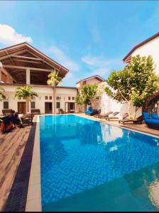 尼甘布Hotel Cloud 9 Negombo的房屋前的游泳池