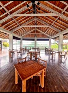 尼甘布Hotel Cloud 9 Negombo的大房间设有桌椅和天花板