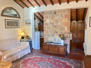 蒙特里久尼Monteriggioni Castello的客厅配有沙发和桌子