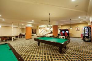 Side Star Resort Hotel - Ultra All Inclusive内的一张台球桌