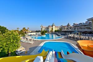 锡德Side Star Resort Hotel - Ultra All Inclusive的一个带游泳池的度假村和一个度假村
