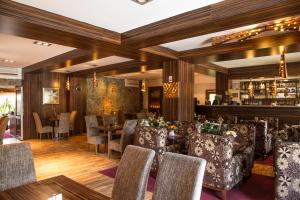 Zavar米尔林酒店的一间带桌椅的餐厅和一间酒吧