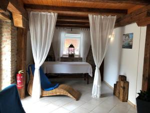 Zavar米尔林酒店的一间卧室配有床和带窗帘的窗户
