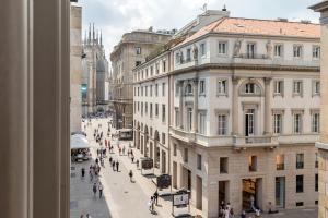 米兰Milan Retreats Duomo的城市街道景观,建筑