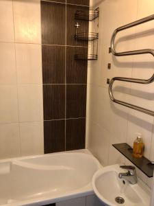 瓦尔米耶拉Smart Stay Apartment的浴室配有盥洗盆和浴缸。