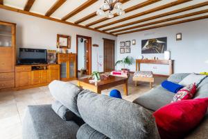 阿索马达Casa Layka, con maravillosas vistas al mar的客厅配有沙发和桌子