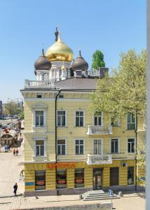 敖德萨Voyage的黄色的建筑,上面有两个圆顶