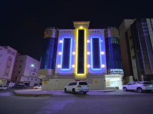 Sīdī Ḩamzahالمسافر 7的一座晚上有蓝色灯光的建筑