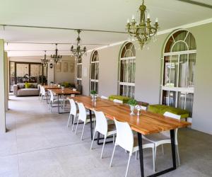 LichtenburgScott's Manor Guesthouse Function and Conference Venue的一间带长桌和椅子的用餐室