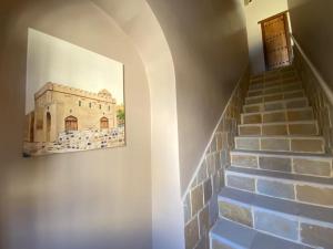 尼兹瓦Nizwa Heritage Inn的墙上画着一幅楼梯的照片
