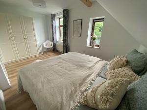 魏玛Apartment Hohe Pappel Weimar的卧室配有白色的床和窗户。