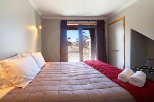 国家公园园景度假屋的一间卧室配有一张大床和毛巾