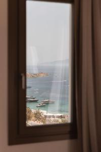 萨鲁Calma Suites Mykonos的从窗户可欣赏到海景