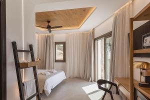萨鲁Calma Suites Mykonos的一间卧室配有双层床和窗户。