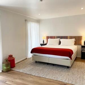 阿尔特杜尚Villa Alter的一间卧室配有一张带红色毯子的大床