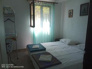 克拉西奇Balkanska 22, Apartment的一间卧室配有一张床,上面有两条毛巾