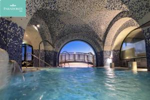 克鲁兹·德·特赫达克鲁兹德特赫达旅馆的一座带室内游泳池的建筑中的游泳池