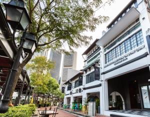 新加坡Heritage Collection on Boat Quay - Quayside Wing - A Digital Hotel的城市中拥有高楼街道