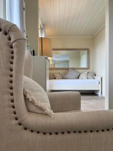 基姆湖畔普林基姆湖斯加洛斯布里克酒店的客厅配有沙发和1张床