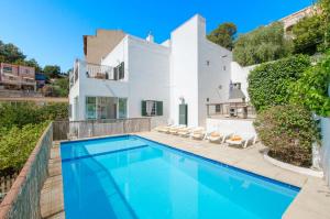 马略卡岛帕尔马YourHouse Ca Na Salera, villa near Palma with private pool in a quiet neighbourhood的白色房子前的游泳池