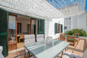 马略卡岛帕尔马YourHouse Ca Na Salera, villa near Palma with private pool in a quiet neighbourhood的露台设有桌椅