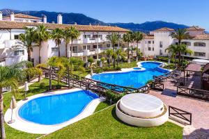 米哈斯Aparthotel Cordial Mijas Golf的享有度假胜地的空中景致,设有2个游泳池