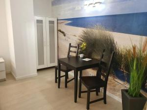 柏林祖姆里施腾伯格膳食公寓的一间用餐室,配有黑色的桌子和椅子