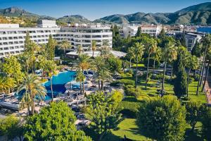 马尔马里斯TUI BLUE Grand Azur的享有棕榈树和游泳池度假村的空中景致
