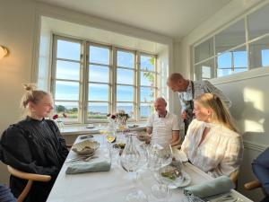 Bådsted斯塔莫巴德酒店的一群人坐在餐桌旁