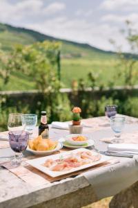 Mezzane di SottoBACCO D'ORO Wine & Relais的餐桌,带餐盘和酒杯