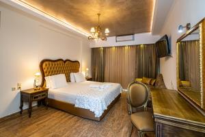 帕尔加帕尔加公主酒店的一间卧室配有一张床、一个梳妆台和镜子