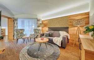 里登堡Landhotel Schneider的客厅配有沙发和桌子