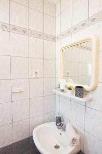 克尔克Apartments City Center Dekanić的白色的浴室设有水槽和镜子