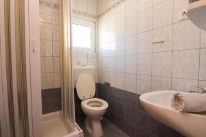 克尔克Apartments City Center Dekanić的一间带卫生间和水槽的浴室