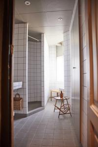 哥本哈根Rye115 Hotel的一间带步入式淋浴间和桌子的浴室