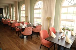 赖因斯贝格Seepavillon Rheinsberg的用餐室设有桌椅和窗户。