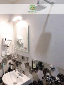 甘托克Green Tara Homestay的一间带水槽和镜子的浴室