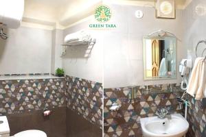 甘托克Green Tara Homestay的一间带水槽、卫生间和镜子的浴室